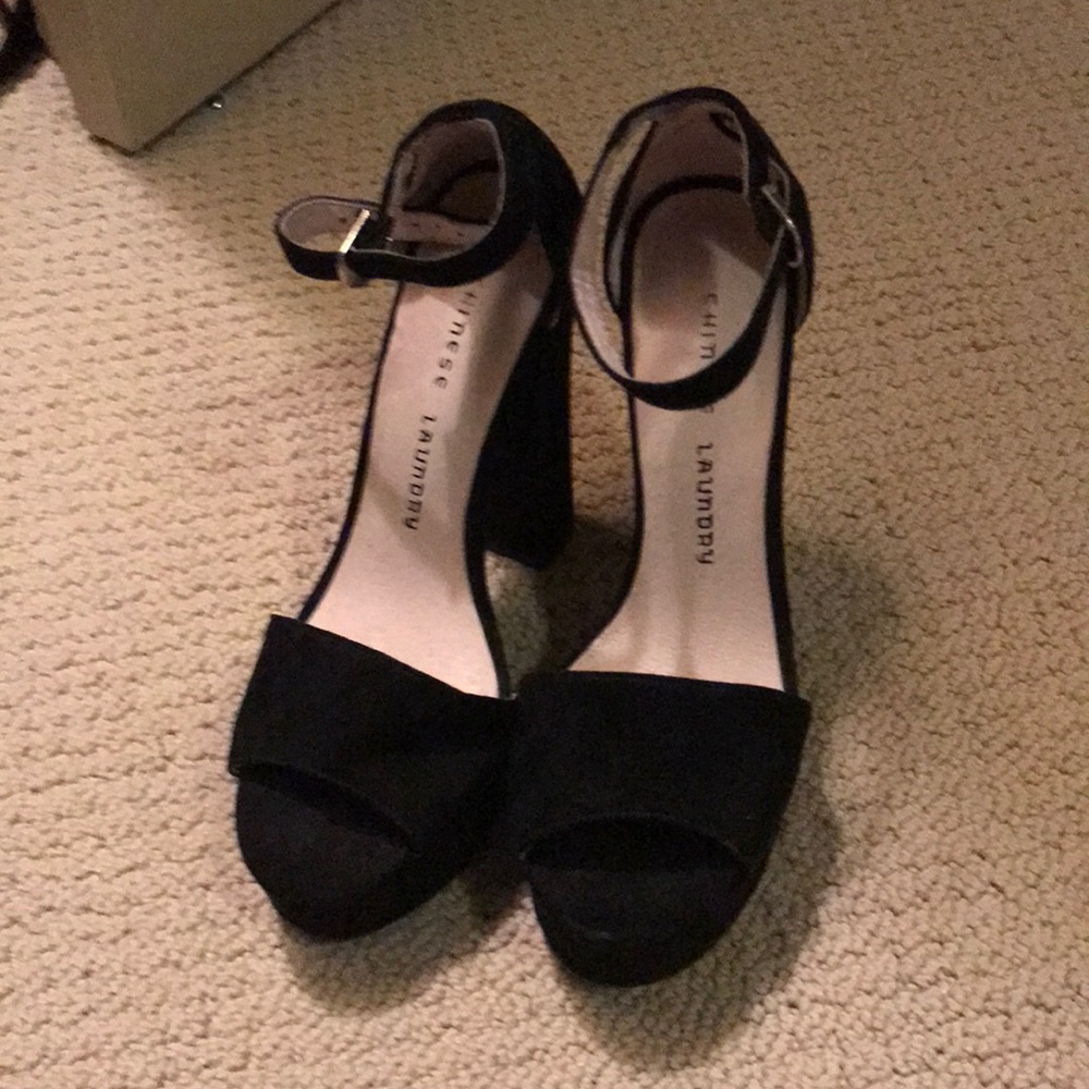 Black pumps